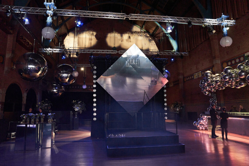 Opblaasbare spiegelbal van 1 meter voor festivals en evenementen – glinsterende decoratie zonder stroomverbruik, eenvoudig op te hangen aan truss of boom.