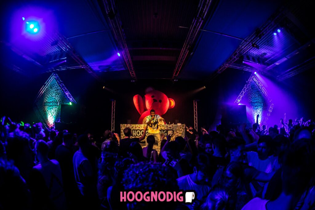 Inflatable teddy bear in plush look - pink decor figure for cheerful events.