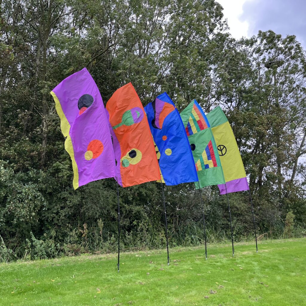 Vrolijke festival vlaggen die buiten stevig blijven staan dankzij de meegeleverde paal en grondpin – ideaal voor elk seizoen.