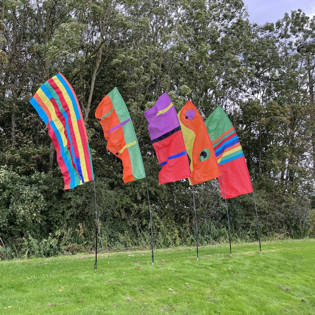 Opvallende festival vlaggen die eenvoudig te plaatsen zijn op festivals, bruiloften en feestjes – handgemaakt en herbruikbaar.