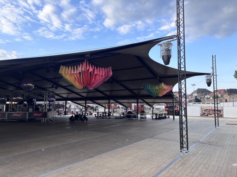Lustre en forme de drapeau de festival