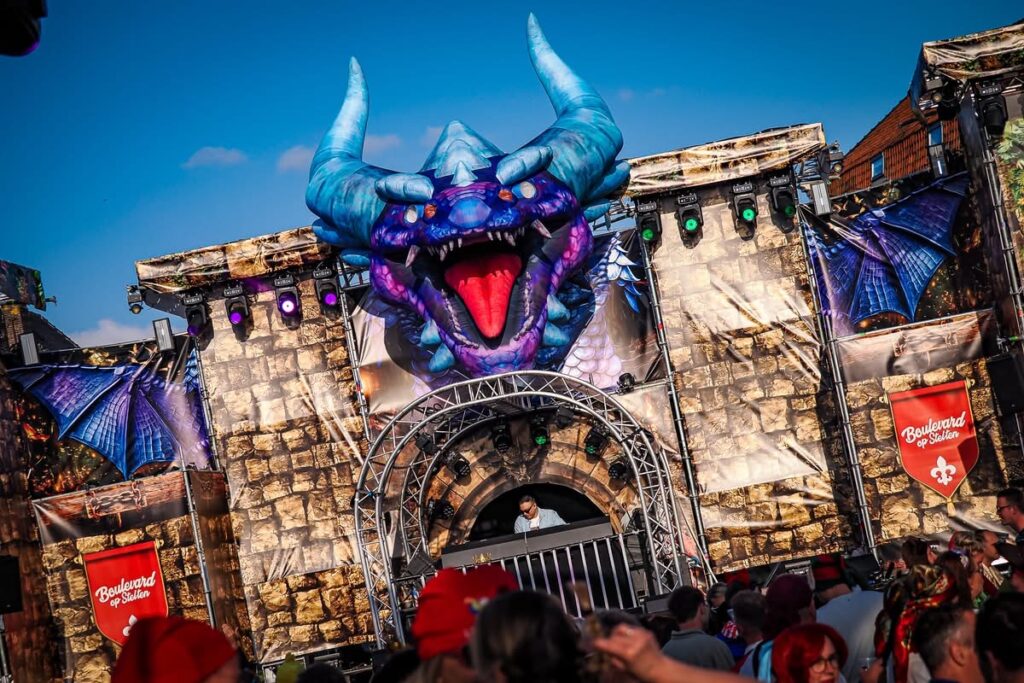 Opblaasbaar drakenhoofd als podiumdecoratie voor festivals, theater en fantasy-evenementen – indrukwekkende eyecatcher van lichtgewicht en brandvertragend materiaal.