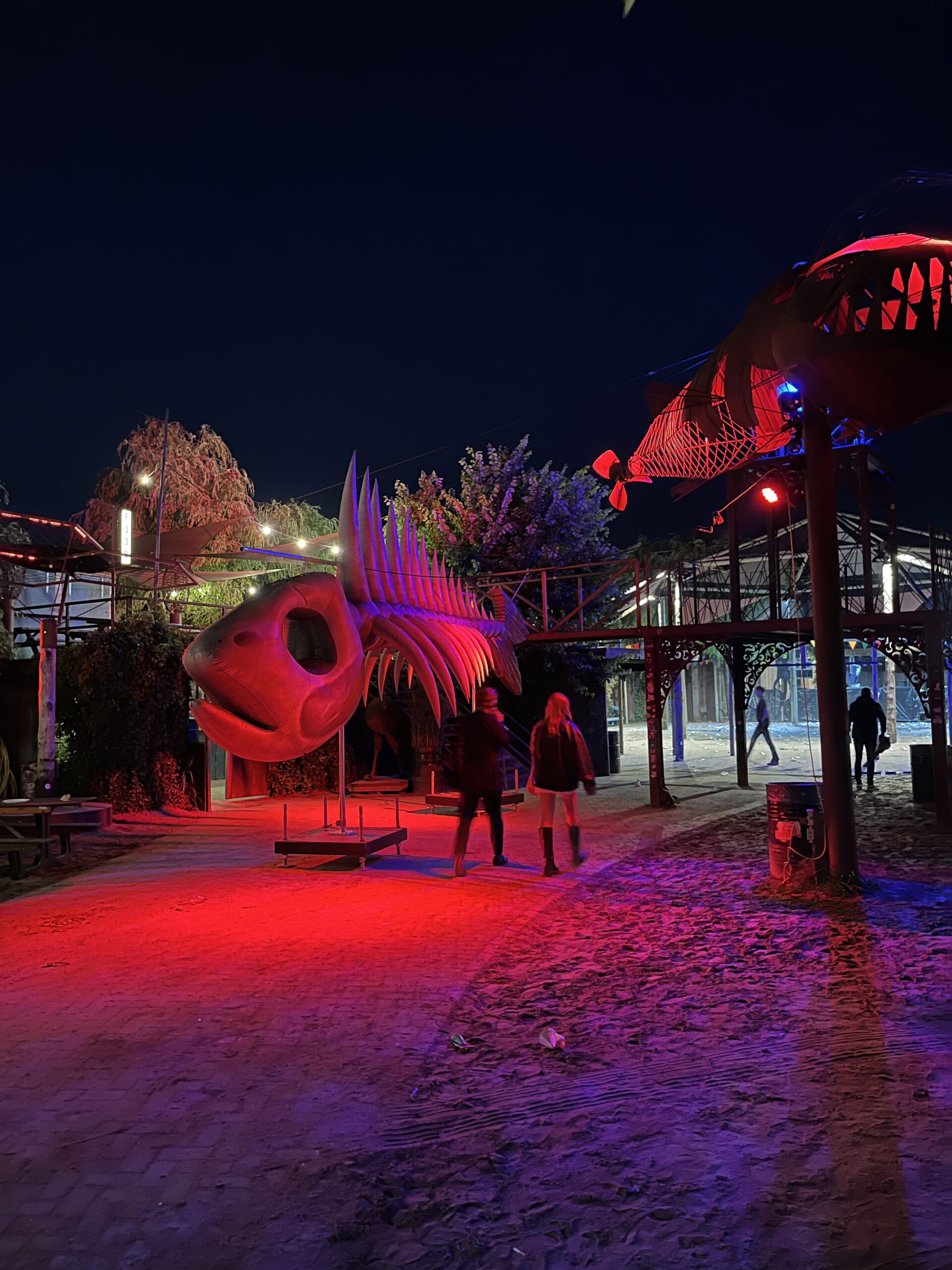 XXL vissengraat decor van 8 meter – industrieel of onderwater decor voor festivals en events.