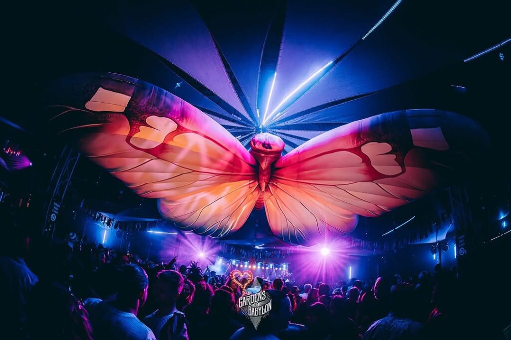 Gedetailleerde opblaasbare vlinder met warm wit licht – ideaal voor thematische evenementen.