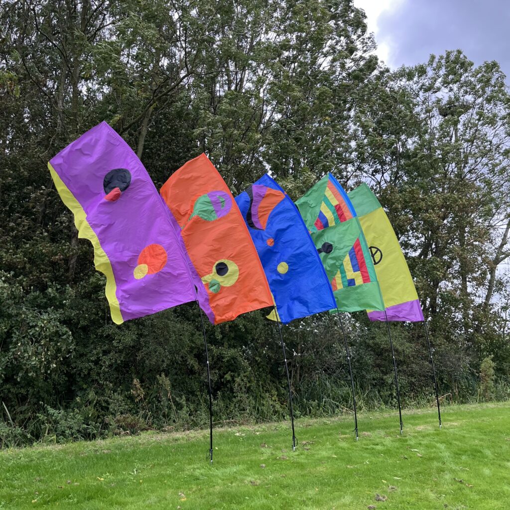 Vlaggenset bestaande uit 5 handgemaakte festival vlaggen met paal en pin, compact en makkelijk mee te nemen.