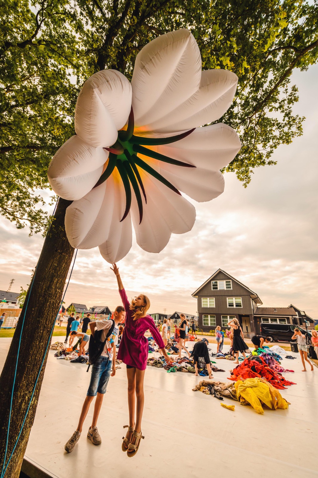 Luminous inflatable flower at event location – atmospheric eye-catcher for indoors or outdoors.
