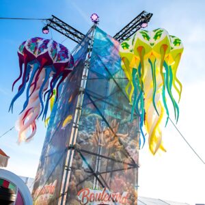 Festivaldecoratie in de vorm van een opblaasbare kwal – plafondhanging met LED-verlichting.