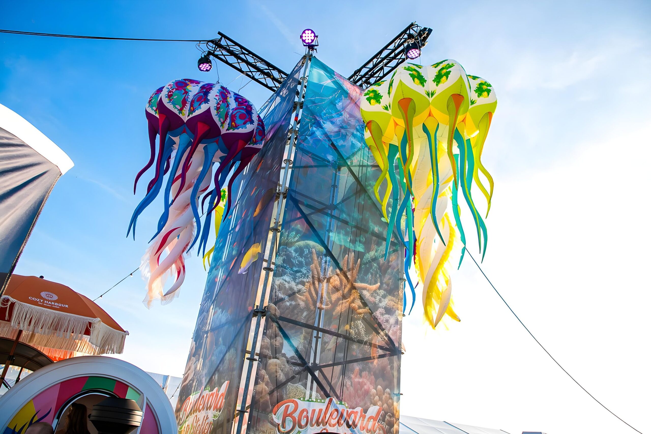 Festivaldecoratie in de vorm van een opblaasbare kwal – plafondhanging met LED-verlichting.