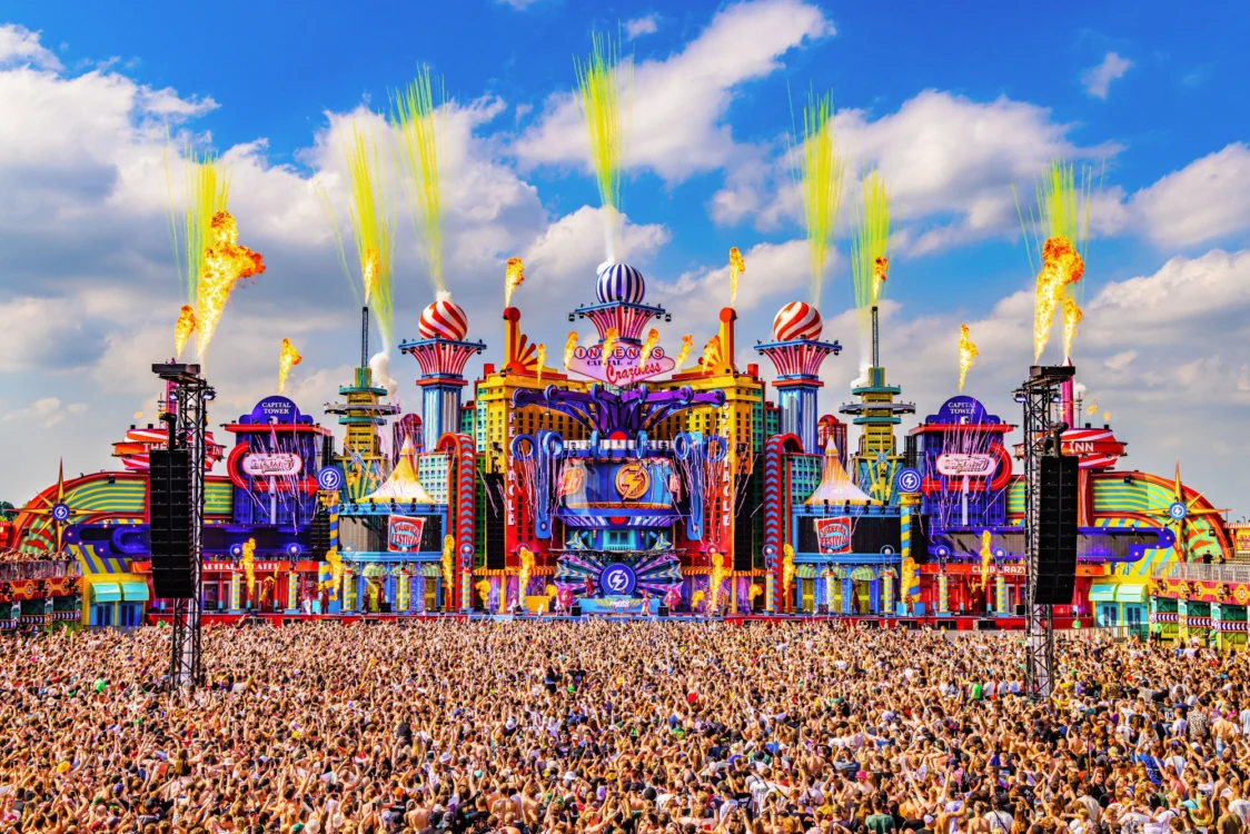 Grote mainstage op Intents Festival met kleurrijke festival decoratie, lichtshows en creatieve podium aankleding, professioneel festival decor huren